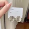 Brincos de pressão de argola larga listrados com design de banda lisa atmosférica, novos, moda, luxo leve, alta qualidade, versáteis