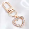 Lujo Ligero Chapado en Oro Full Diamante Charm Hebilla en Forma de D Colgante Hueco en Forma de Corazón Accesorios para Bolsos Llaves Fábrica Stock Mayorista