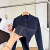¡Hace que tu cintura luzca increíblemente delgada! Esta nueva chaqueta casual de otoño/invierno, 3D a medida, ajustada, con cuello alto, doble cremallera y forro polar es perfecta para la temporada.