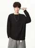 Sudadera versátil de color liso con cuello redondo para hombre, camiseta de manga larga de corte holgado para primavera y otoño, nuevo estilo 2026, top básico para capas, moderno