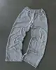 Calça de moletom casual cinza vintage desgastada com borda crua na cintura e letras de grafite nas laterais, calça de perna reta com punhos ajustáveis para dança de rua hip-hop