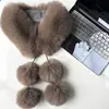 Foto real de un pañuelo con pompón de piel sintética de zorro, estilo largo con flecos y pompones, elegante y versátil, adecuado como cuello de pelo o calentador de cuello.