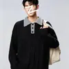 Suéter de punto trenzado estilo universitario americano con cuello mandarín, un diseño color block moderno y elegante para hombre, perfecto para otoño e invierno, que ofrece un look casual y cool