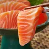 Sashimi de salmón frío, recién cortado de la parte media de la barriga del pescado, listo para comer, recién sacrificado, sin procesamiento requerido, sin piel, sin espinas