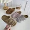 Chinelos Fechados Multicor da Moda para Meninas 2026 Nova Coleção Primavera Crianças Retro Planos Vazados para Exterior Fechados