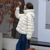 Jaqueta de Penas Costurada Estilo Coreano Nova Outono/Inverno 2026, Curta, Quente, Fashion, Casaco Engrossado Feminino para Mulheres Baixas