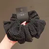 Scrunchie preto macio com bolinhas estilo coreano, versátil e elegante, cria um penteado volumoso, perfeito para rabos de cavalo, elástico de cabelo durável