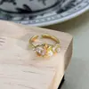 Anel de Flor Luxuoso Pequeno com Pedras de Zircônia e Pérolas para Mulheres, Anel Minimalista de Nicho High-End Estilo Ins