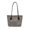 Bolsa Tote Grande e Elegante para Mulheres 2025 Outono e Inverno Nova Tendência Bolsa de Ombro Retrô Bolsa Simples Casual para o Dia a Dia