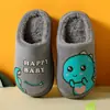 Nuevas Pantuflas de Algodón 2025 para Niños de 3 a 10 Años Dibujos Animados de Dinosaurios Hogar Interior Antideslizantes Suela Gruesa Zapatos de Piso para Niños y Niñas
