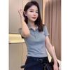 Camiseta de Algodón con Cuello Polo Botones en el Hombro Derecho Manga Corta para Mujer Verano 2025 Nuevo Estilo Coreano Moda Aspecto Adelgazante Estilo Preppy Top