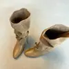 2026 Nuevo Modelo Botas Retro Estilo Páramo de Caña Ancha Fruncidas con Aumento Interno de Altura y Correas, Botas Vaqueras Adelgazantes para Mujer