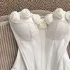 Vestido superior tipo top strapless estilo corsé adornado con una lujosa rosa blanca tridimensional