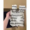 Camiseta de Lino a Rayas Off-The-Shoulder de Marca Europea de Gama Alta para Mujer, Top Ligero Cómodo de Verano con Protección Solar