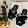 Chinelos de pelúcia com tiras cruzadas, modernos e da moda, para mulheres, novidade outono/inverno 2026, estilo coreano, com contas, para uso externo, planos, de algodão.