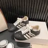 Zapatos Casuales Diarios Rayados Ligeros Versátiles Brogue Tallado 2026 Nuevos para Mujer, Zapatos de Entrenamiento Callejeros Estilo Alemán, Piel Sintética Estilo Coreano