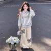 Conjunto casual y elegante de chica con personalidad, top de retazos a rayas con cuello de polo, estilo dos piezas falsas, pantalones casuales retro de mariposa, moderno