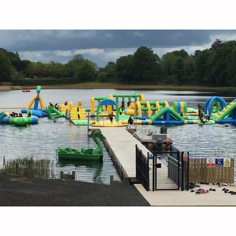 蓝绿色水上乐园