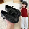 Elegantes zapatos de cuero para niñas con lazo, versátiles y lindos, con suelas suaves, a la moda, nuevo estilo primavera 2026, zapatos bajos de una sola pieza para niñas.