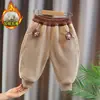 Pantalones elegantes y lindos con forro de felpa para niños y niñas, perfectos para otoño e invierno, diseñados como una capa exterior cálida para bebés y niños pequeños.