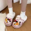 Bonitas y cómodas pantuflas de algodón 2026 diseño de caricatura, cálidas pantuflas peludas de interior para invierno en casa para mujer, nuevo modelo de suela gruesa