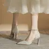 Zapatos de tacón alto huecos de punta cerrada Jinqi CG8006 para mujer, temporada primavera y otoño 2024, tacón de aguja, punta fina, charol, de una sola capa para mujer
