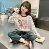 Camiseta de manga longa 100% algodão para meninas, novo estilo para crianças médias e grandes, blusa listrada color block, estilosa e versátil para bebês, camiseta básica de gola redonda
