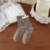 Meias doces e adoráveis em tons pastel de rosa e marrom para mulheres, com design torcido, comprimento até a panturrilha, estilo coreano retrô, pequeno padrão floral e uma etiqueta de tecido, perfeitas para outono e inverno