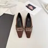 Otoño 2026 Nuevo Estilo Retro Suela Suave Punta Cuadrada Slip-on Versátil para Viajes Cotidianos Corte Bajo Zapatos Individuales Zapatos de Terciopelo para Mujer Estilo Abuela