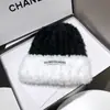 Chapéu de Pelúcia Coreano de Cor Contrastante para Mulheres no Inverno, Chapéu de Lã Quente para Circunferência de Cabeça Grande, Proteção de Orelha, Pequeno Chapéu de Tricô Peludo