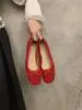 Sapatilhas Aumentadoras de Altura Femininas 2025 Novo Estilo Francês Sapatos Mary Jane de Salto Baixo Camurça Vermelho Solado Macio Sapatos de Vovó