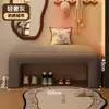 Se puede colocar un banco en la entrada del vestíbulo, sirviendo como banco para cambiarse los zapatos, un banco largo, un banco al pie de la cama, o un banco acolchado suave para el vestidor o el probador, proporcionando un lugar para descansar.