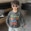 Camiseta interior de cuello redondo para niño, nueva colección primavera/otoño 2026, top de manga larga para niños, camiseta de dibujos animados para niños pequeños y bebés