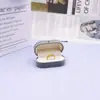 Caja de joyería flocked gris claro transfronteriza con hebilla dorada para anillos, aretes, colgantes y collares; caja organizadora de joyería