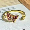 Anel Aberto Irregular Saturno Dourado e Vermelho Esmaltado Borboleta Estilo Doce e Cool Anel Empilhável de Nicho de Alto Padrão para Mulheres