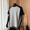Camiseta masculina de manga curta color-block preta e vermelha da marca americana de moda de rua, design casual estiloso e versátil com ombreiras