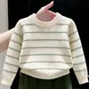 Ropa infantil coreana 2026 colección de otoño nueva: Suéter de punto a rayas color hueso y pantalones acampanados de pana verde para niños, modernos
