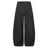Calça jeans feminina de perna larga estilo lanterna, lavagem preta desgastada, com múltiplos botões metálicos nas laterais, barra dobrada, corte solto, estilo workwear de rua para homens