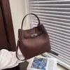 2026 Novo Modelo Versátil para o Dia a Dia Bolsa de Mão Pequena de Luxo Leve com Padrão de Lichia Bolsa Balde Pequena Bolsa de Ombro Transversal Bolsa Feminina