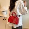 Bolso Boston portátil retro de estilo coreano para mujer, primavera 2025, nuevo bolso cruzado de hombro con costuras elegantes y de moda.
