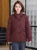 Chaqueta de plumón auténtica de mamá para mujer 2026 Nuevo estilo corto para mediana edad y ancianos, Abrigo grueso de invierno con cuello alto de plumón de ganso blanco