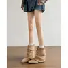 Botas de Cano Curto com Rebites Estilo Retrô First Encounter para Mulheres 2026 Novas Botas Western Cowboy de Bico Fino Salto Grosso Botas de Motociclista Empilhadas
