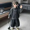 Conjunto de Otoño Estilo Coreano para Niños 2026 Nuevo Conjunto de Tres Piezas para Primavera y Otoño Chaleco Camisa Pantalones Ropa Infantil para Niños