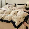 Estilo Princesa Francesa Renda Preta Espessada Veludo Leite Conjunto de Quatro Peças com Capa de Edredom Estampada de Cereja, Roupa de Cama Quente de Inverno
