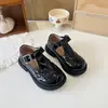 Zapatos de Cuero Versátiles Negros Estilo Británico Retro para Niñas 2026 Nuevo Estilo Primavera/Otoño Suela Suave Zapatos de una Sola Pieza Tallados Zapatos de Moda con Tira en T