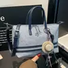 Bolsa de Ombro Versátil Exclusiva Transfronteiriça para o Dia a Dia Verão 2026 Novo Design de Nicho Elegante Pequena Quadrada de Ombro Cruzado de Alta Qualidade