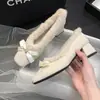 Sapatos peludos femininos cheongsam com veludo extra laço sapatos de salto único novos saltos altos franceses outono e inverno 2026 salto grosso bico quadrado com aquecimento