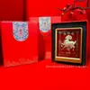 No Ano do Carneiro, se você tiver dinheiro, use ouro puro para atrair riqueza. A riqueza vem de todas as direções. Ornamentos de ouro são adequados para transmissões ao vivo de seguros e como presentes empresariais.