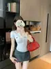 Camiseta de Tricô Off-White Bordada de Manga Curta para Mulheres, Estilo Verão, Modelagem Justa, Cintura Marcada, Doce e Valoriza o Corpo, Comprimento Curto, Top com Ombro Normal