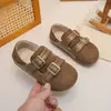 Sapatos Mary Jane infantis de primavera e outono, bico redondo, confortáveis, novo estilo 2026, com tiras duplas de velcro, design retrô, versáteis, corte baixo, sapatos de uma única cor para meninas